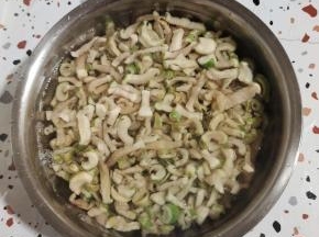 闻起来好香啊，尝了一口，又辣又脆，特别的下饭！