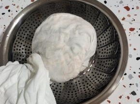装在玻璃瓶里，密封保存，一年都不会坏！