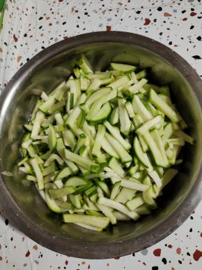 这是腌制了三个小时的萝卜条！