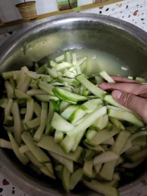 你看腌出了好多的水啊！