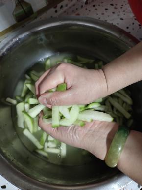 把腌好的萝卜条用力挤出水分！（尽量挤干一点，这样好晾晒！）