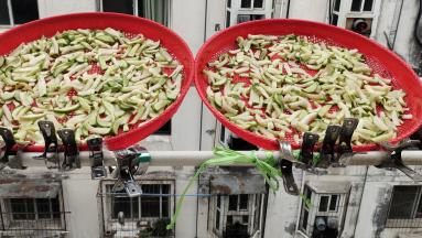 一个网筛晒的有点厚，又买了一个网筛分摊开来晒！（中途有空了记得多翻动几下，晒的更快！）