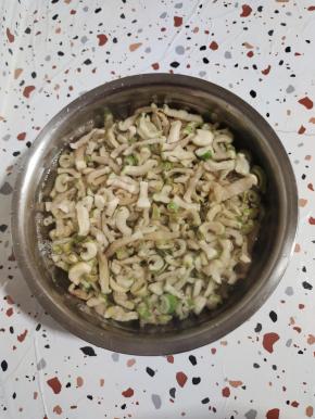 晒好的萝卜条放入大盆中，倒入适量的开水烫10分钟！（可以去掉晾晒过程中的灰尘，也可以去除萝卜的辛辣味儿！）