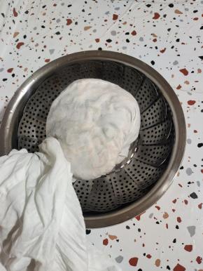 装入纱布袋中，用力挤干水分！（有条件的可以再次晾晒半天！我们这里明天有雨，时间来不及了。我就直接拌料吃，没有继续晾晒了！）