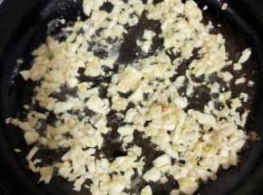 起锅烧油，把蒜末炒一下，炒出蒜香味，这样拌出来的萝卜干才会更好吃！