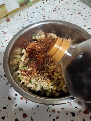 再放入适量的生抽！