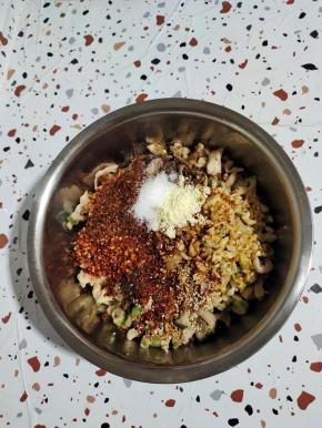 一勺白糖，三勺鸡精！