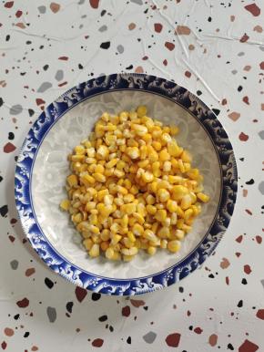 甜玉米粒一大把解冻，清洗干净，挤干水分备用！