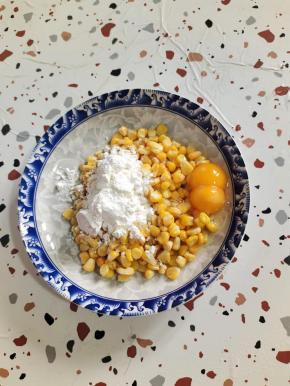 再打入一个鸡蛋！（今天运气不错哦，恰逢我的生日，又打了一个双黄蛋！是不是寓意着好事成双成对啊！）