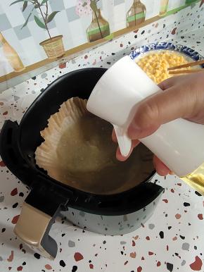 空气炸锅里铺一层油纸碗，再用喷壶喷适量的油！