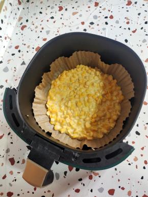 把搅拌好的玉米糊铺满锅底！