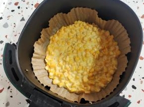 把搅拌好的玉米糊铺满锅底！