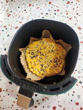 起锅，撒适量的白糖和黑芝麻点缀一下即可！