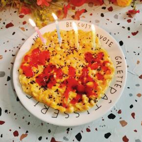 今天是我的生日，用番茄酱写上生日快乐四个字，再插上4根蜡烛（代表我今天40岁啦！）！一个简单又充满爱意的生日蛋糕就OK啦！