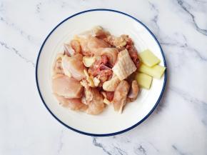 鸡肉剁小块，姜切片。