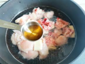 鸡肉冷水入锅，加入姜片，料酒，