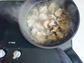 焯水后捞出洗干净。