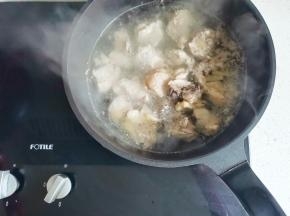 焯水后捞出洗干净。