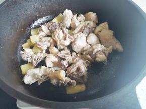 另起锅倒少许茶油，爆香姜片，下鸡肉炒香，加入适量的水煮开。