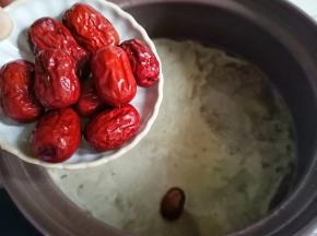 转砂锅炖1小时，再加入红枣，