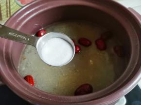 出锅前加盐调味。