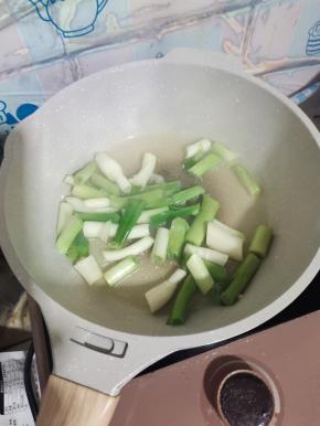 起锅烧油，放入葱头，爆香！