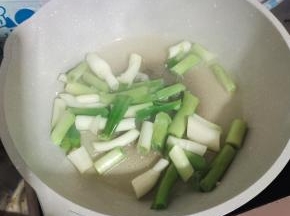 起锅烧油，放入葱头，爆香！