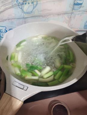 倒入适量的水！(喜欢汤汁儿多一点的就多加点水！)