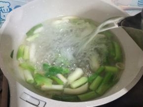 倒入适量的水！(喜欢汤汁儿多一点的就多加点水！)
