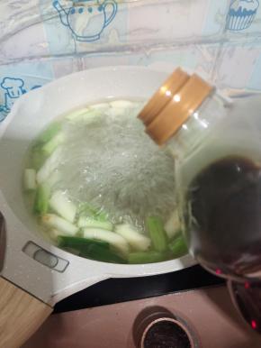 放入两大勺生抽！