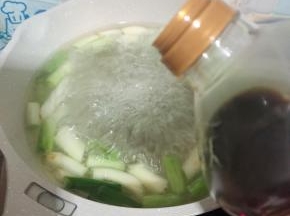 放入两大勺生抽！