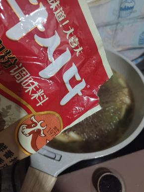再放入一勺牛肉粉调味料！(没有牛肉粉调味料的也可以放入胡椒粉和鸡精来代替！)