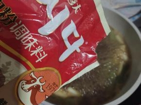 再放入一勺牛肉粉调味料！(没有牛肉粉调味料的也可以放入胡椒粉和鸡精来代替！)