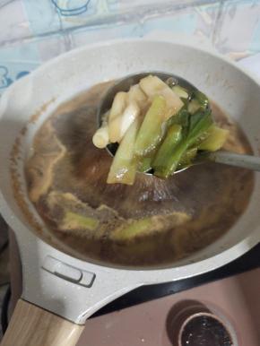 把葱头挑出来不要了！(喜欢吃葱头的也可以留下！)