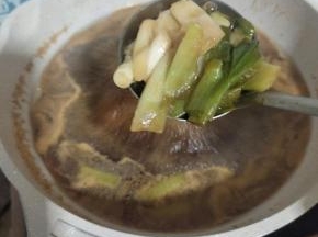 把葱头挑出来不要了！(喜欢吃葱头的也可以留下！)