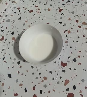 一勺玉米淀粉加少量的水，搅拌均匀调成淀粉水！