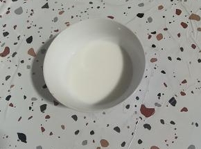 一勺玉米淀粉加少量的水，搅拌均匀调成淀粉水！