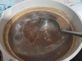 搅拌均匀煮开，料汁儿就做好了！简单吧？