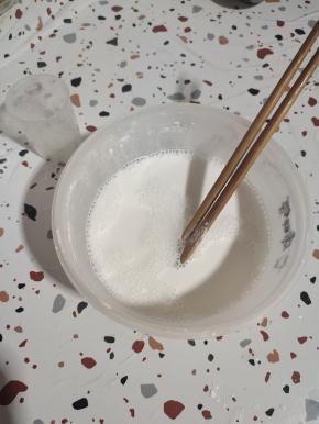 两杯肠粉加入两杯的水稀释成粉浆后，加入少许食用油，搅拌均匀后粉浆就调好了！