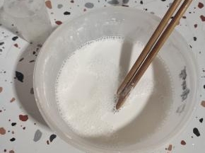 两杯肠粉加入两杯的水稀释成粉浆后，加入少许食用油，搅拌均匀后粉浆就调好了！