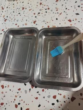 在不锈钢平盘里滴两滴油，刷一下，润一润盘子！