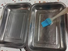 在不锈钢平盘里滴两滴油，刷一下，润一润盘子！