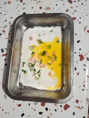 少来一点蛋液，火腿丁和葱花！(有条件的还可以放一点肉末进去！)