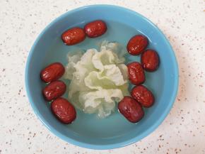 干银耳和红枣用温水浸泡1个小时左右。