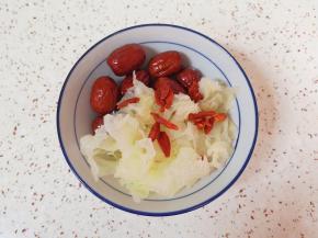 泡发的银耳撕成小朵洗干净，红枣和枸杞也洗干净备用。