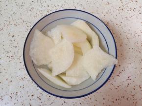 雪梨洗干净去皮，切成小块。