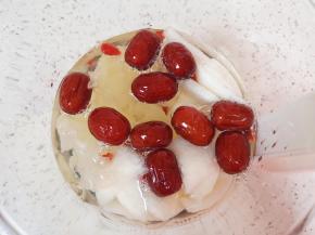 所有准备好的食材放入养生壶，加入纯净水。