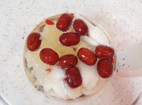 所有准备好的食材放入养生壶，加入纯净水。