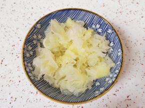 干银耳提前泡发，撕成小朵洗干净。