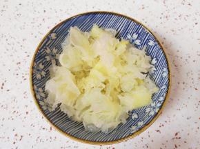 干银耳提前泡发，撕成小朵洗干净。